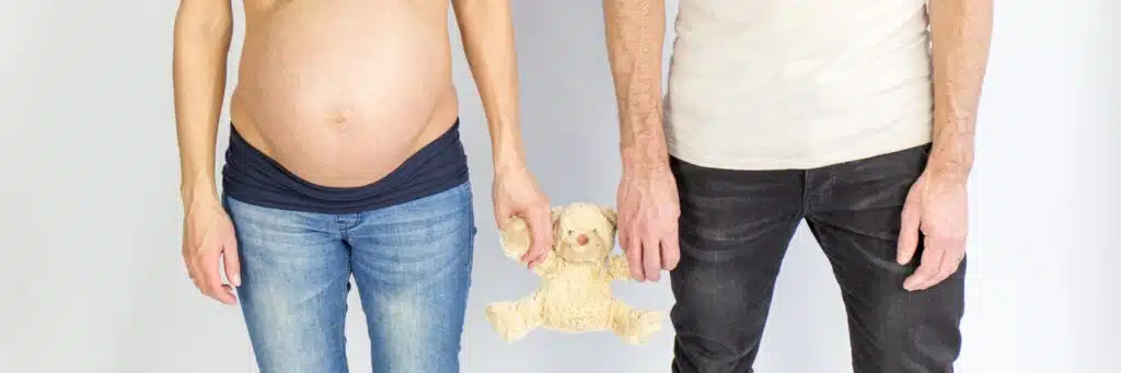 Pappa en mamma wachten op de komst van nieuwe kindje en zij nu benieuwd naar de vergoeding kraamzorg