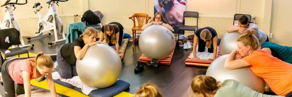 Een groep zwangere vrouwen volgen de cursus van Bewogen Zwanger bij Kraamzorg Wijs Dronten om zich fit en gezond te voelen en de kans op complicaties tijdens de bevalling te verkleinen