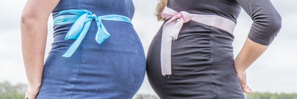 fotografie van twee zwangere vrouwen bij kraamzorg wijs dronten