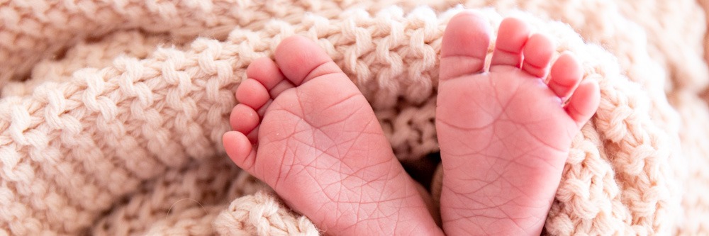 blote baby voetjes van het geboren kind bij Kraamzorg Wijs Dronten