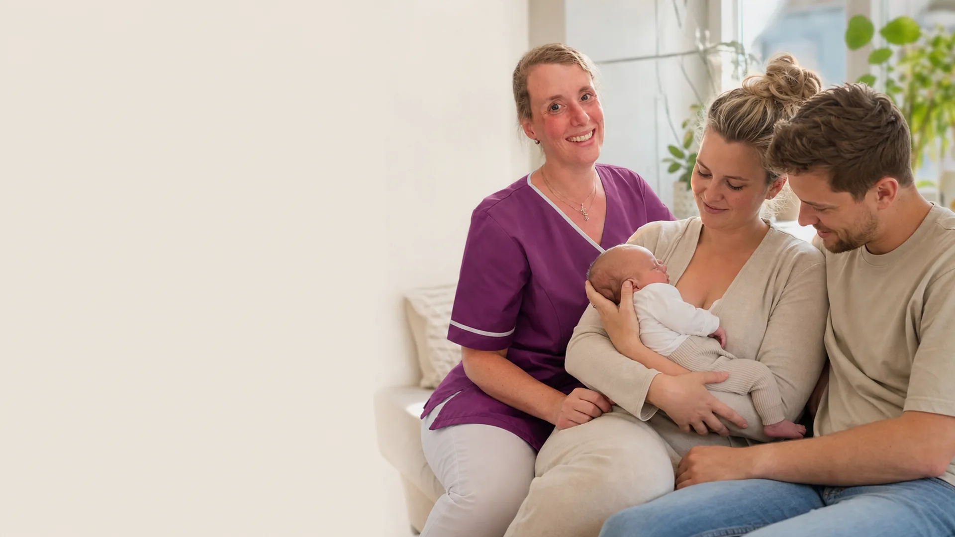 Kraamverzorgende Annebel met een moeder, vader en pasgeboren baby