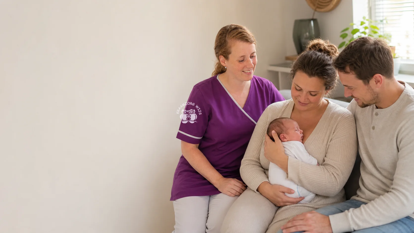 Kraamverzorgende Annebel met een moeder, vader en pasgeboren baby
