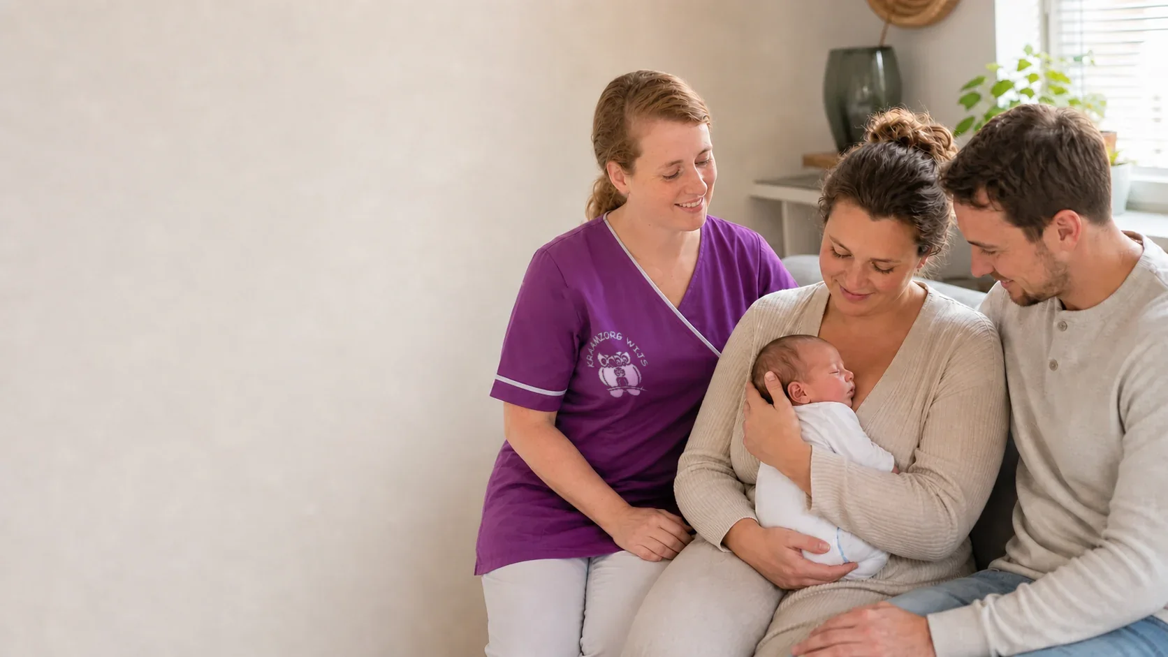 Kraamverzorgende Annebel met ouders en hun pasgeboren baby